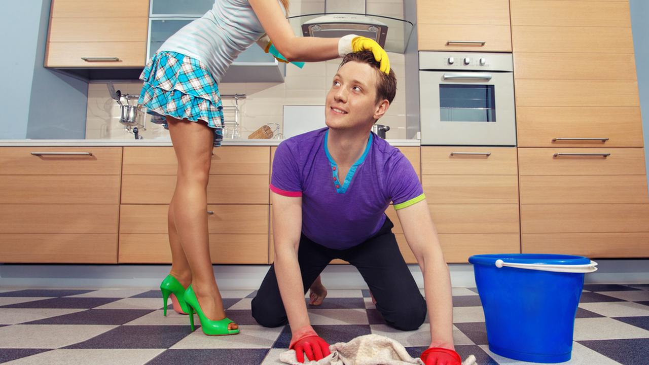 Домохозяйка готовиться к приходу мужа - секс фото 