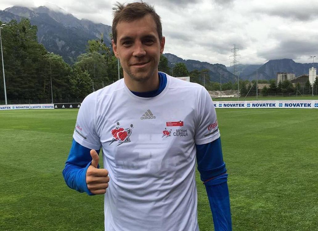 Futbolist Artem Dzyuba Pokazal Kak Igraet S Synovyami Na Karantine Letidor