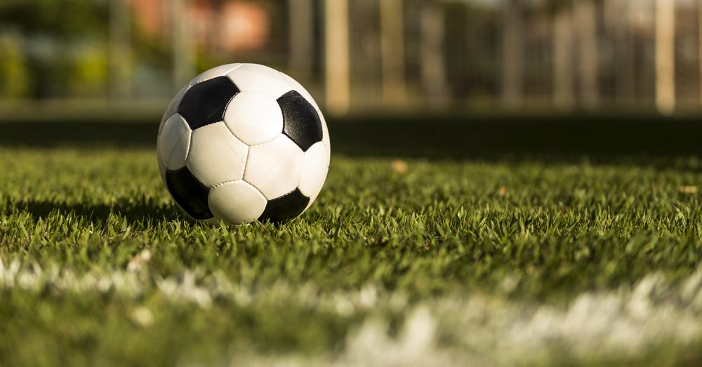 Смотрите, какое футбольное поле построил отец во дворе ...