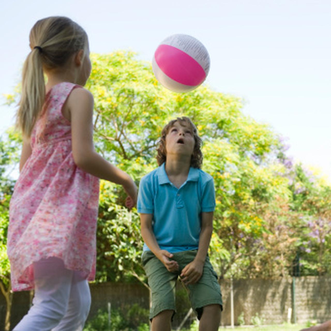 Игра с мячом с друзьями. Дети играют в мяч. Мяч для детей. Мячики для детей. Игры с мячом для детей.