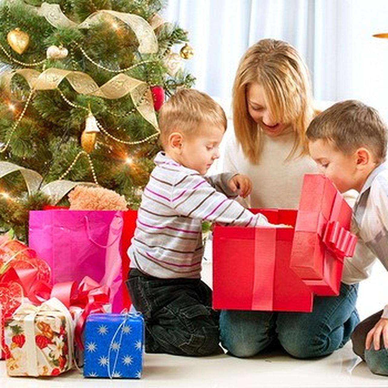 Подарок к рождеству. Маленькие подарки для детей на новый год. Новогодние подарки для детей. Рождество семья. Новогодние подарки для детей.