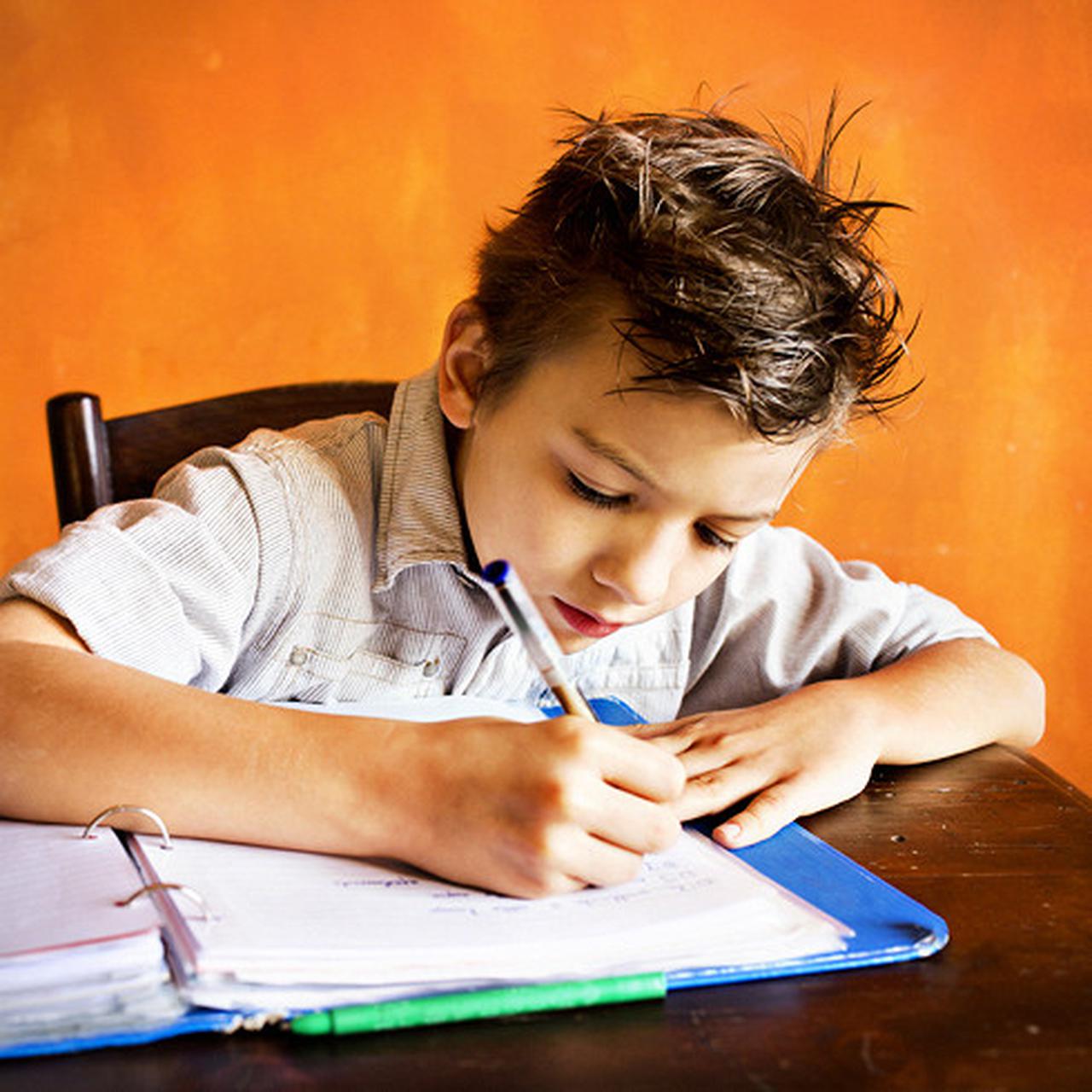 Уроки дома математика. Мальчик за уроками. Мальчик сидит за уроками. Мальчик делает домашнюю работу. Ребенок сидит за уроками.