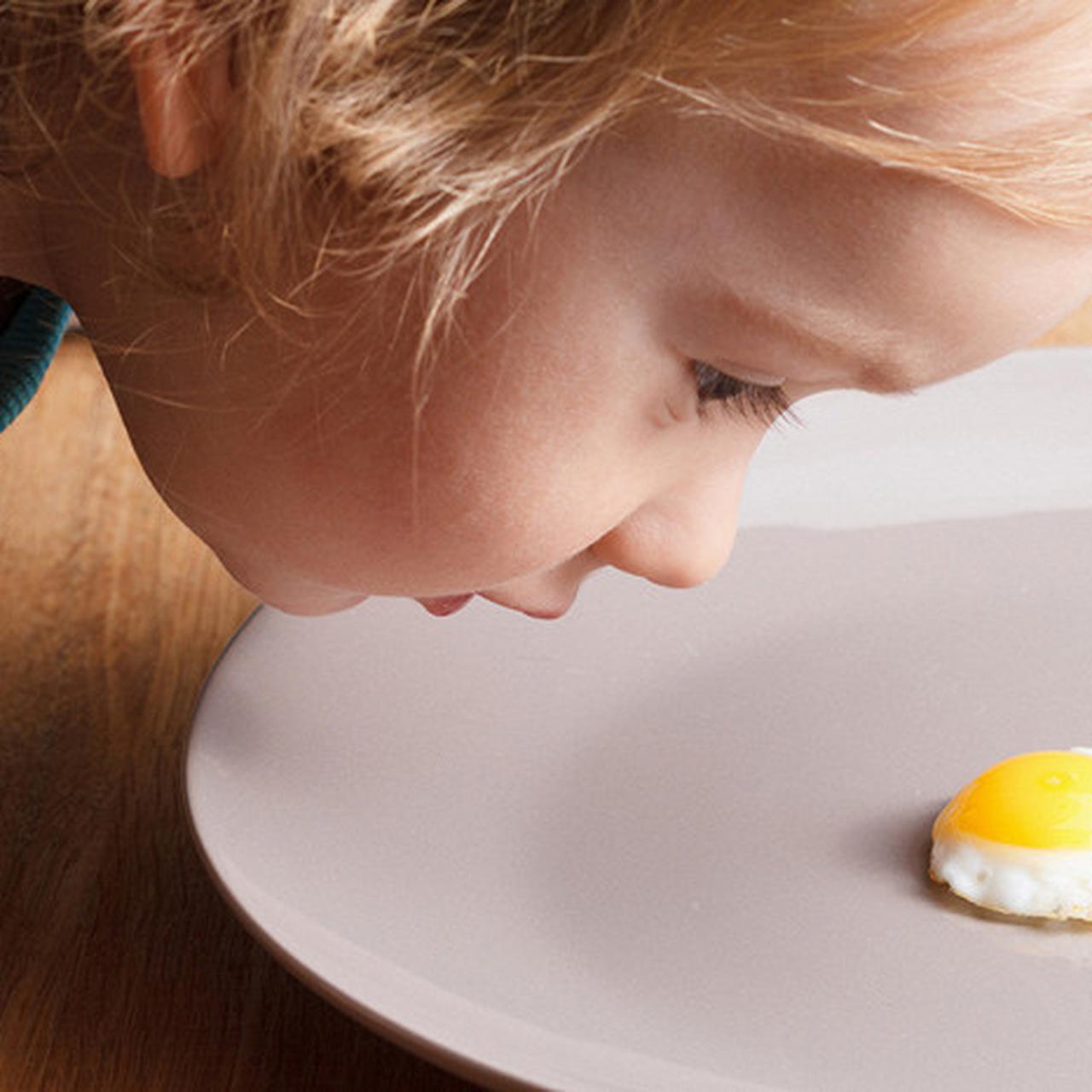 Кушает яички. Ребенок ест яичницу. Яйцо для детей. Яйцо кушать.