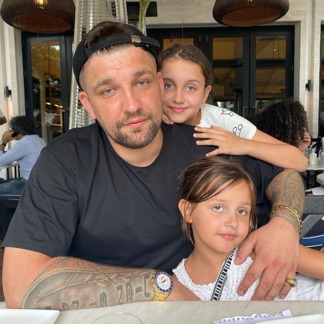 Вася вакуленко семья. Семья басты 2022. Баста с семьей 2022. Дочки басты. Баста с дочерьми 2022.