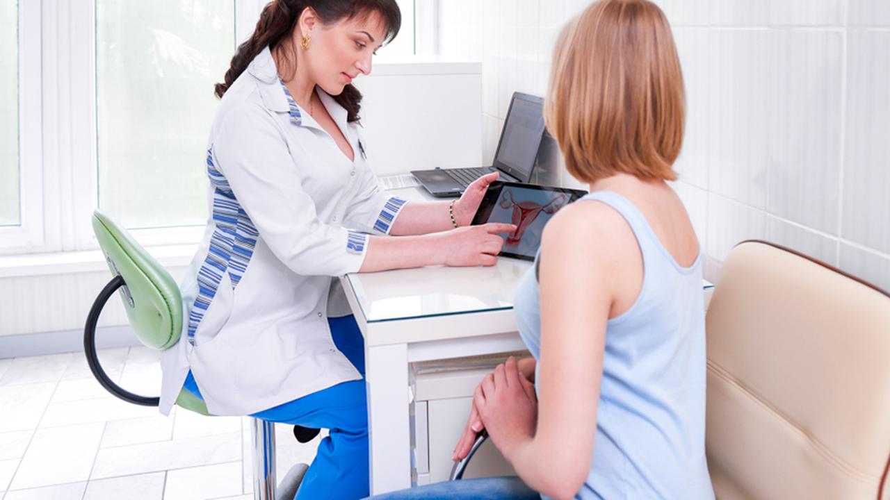 девушка врач. врач и пациент. девочка у гинеколога. девочка на приеме у врача. врач мужчина и врач женщина.