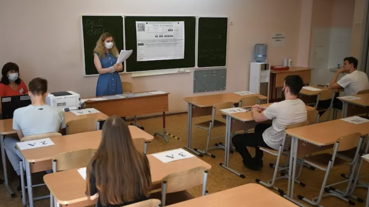 Выпускной экзамен в школе. Сдача ЕГЭ. Школа ЕГЭ. Школьники на ЕГЭ 2020