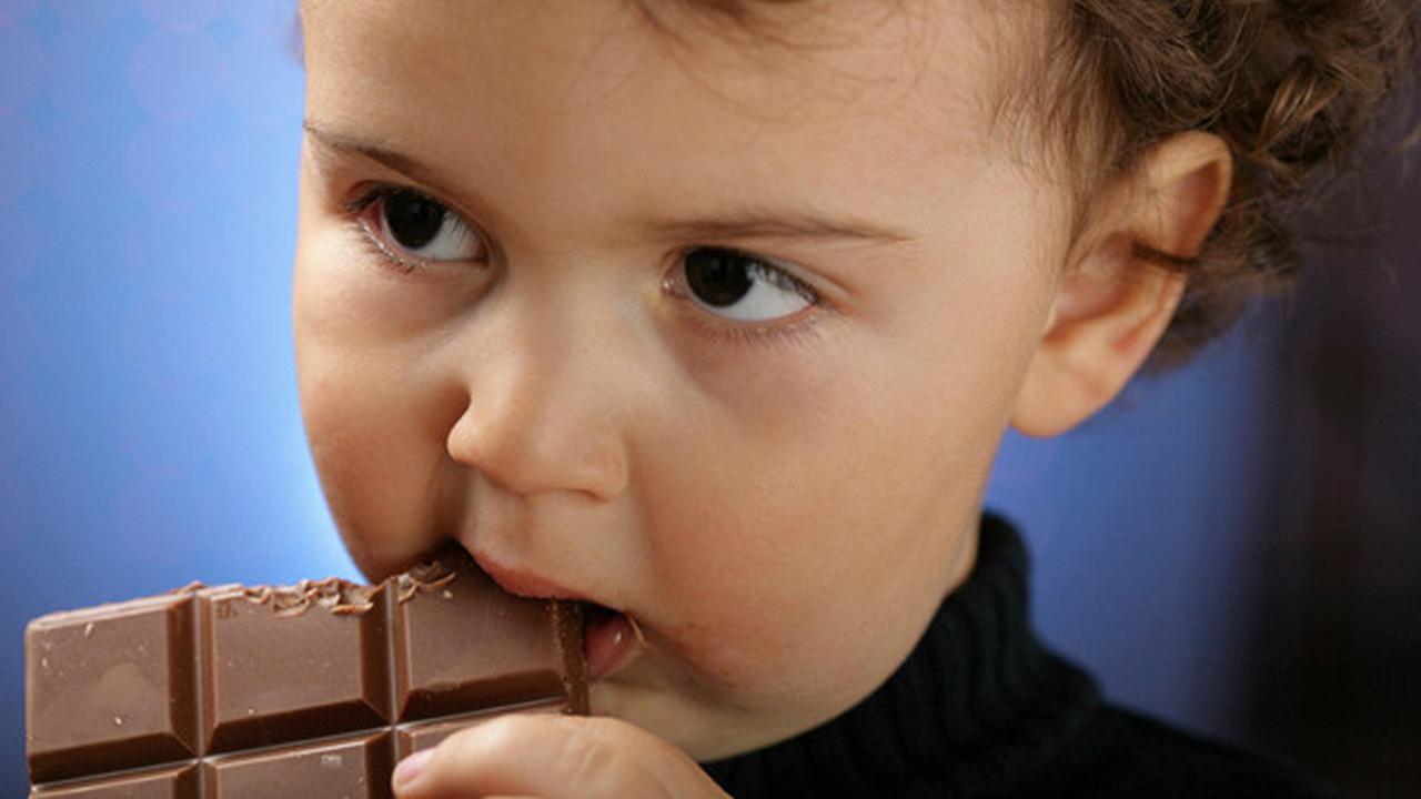 У толи есть конфеты 7. Мальчик ест конфеты. Ребенок ест конфетку. Дети едят конфеты. Дети едят конфеты картинка.