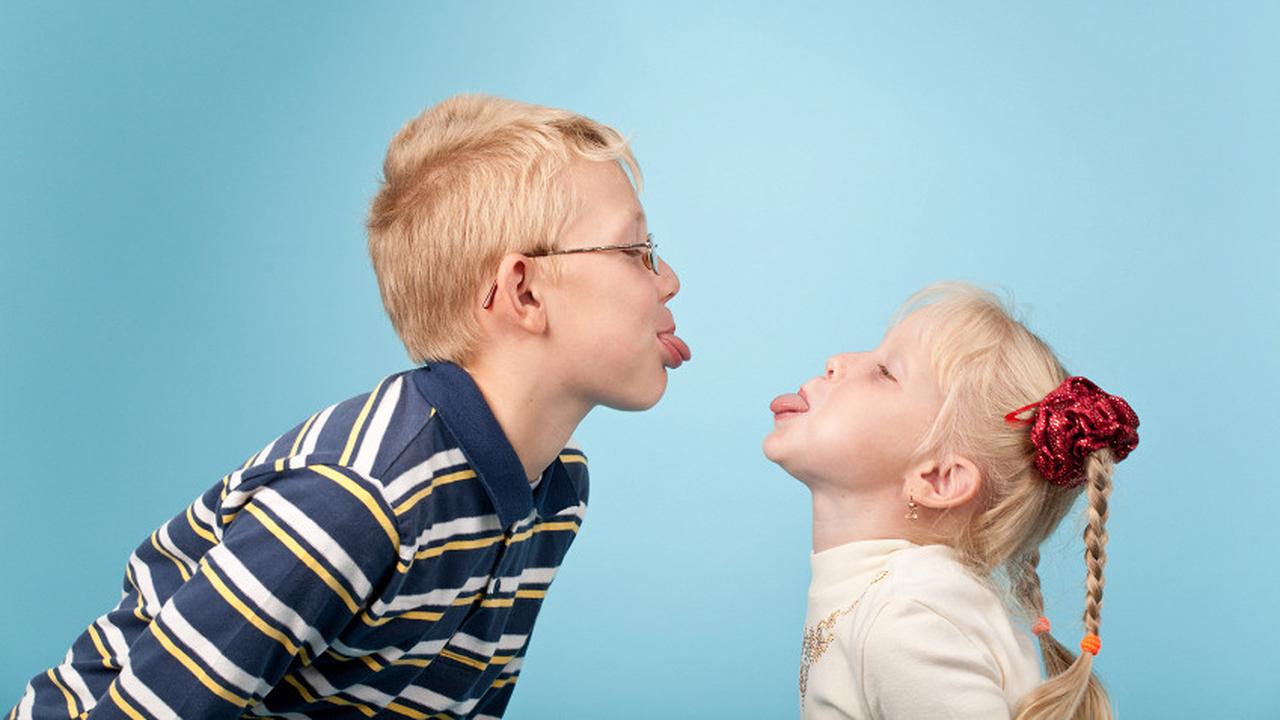 Мальчика учат быть девочкой. Юноши и девушки подростки. Младшие школьники. Мальчика учат быть девочкой. Юноши и девушки подростки.