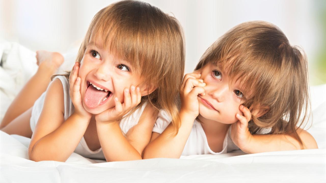 Девочка жила в сундуке 12. Воспитала близнецов в запертой комнате. Брат и сестра близнецы. Воспитала близнецов в запертой комнате. Фотосессия близнецов мальчиков.