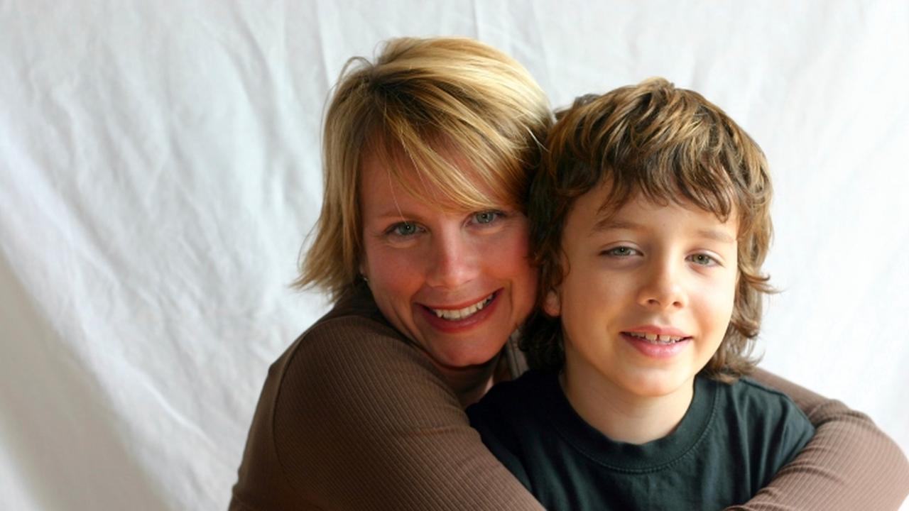 Mom сын. Мать Реал. Авторитет доброты. Mommy and сын. Дети. Авторитет доброты.