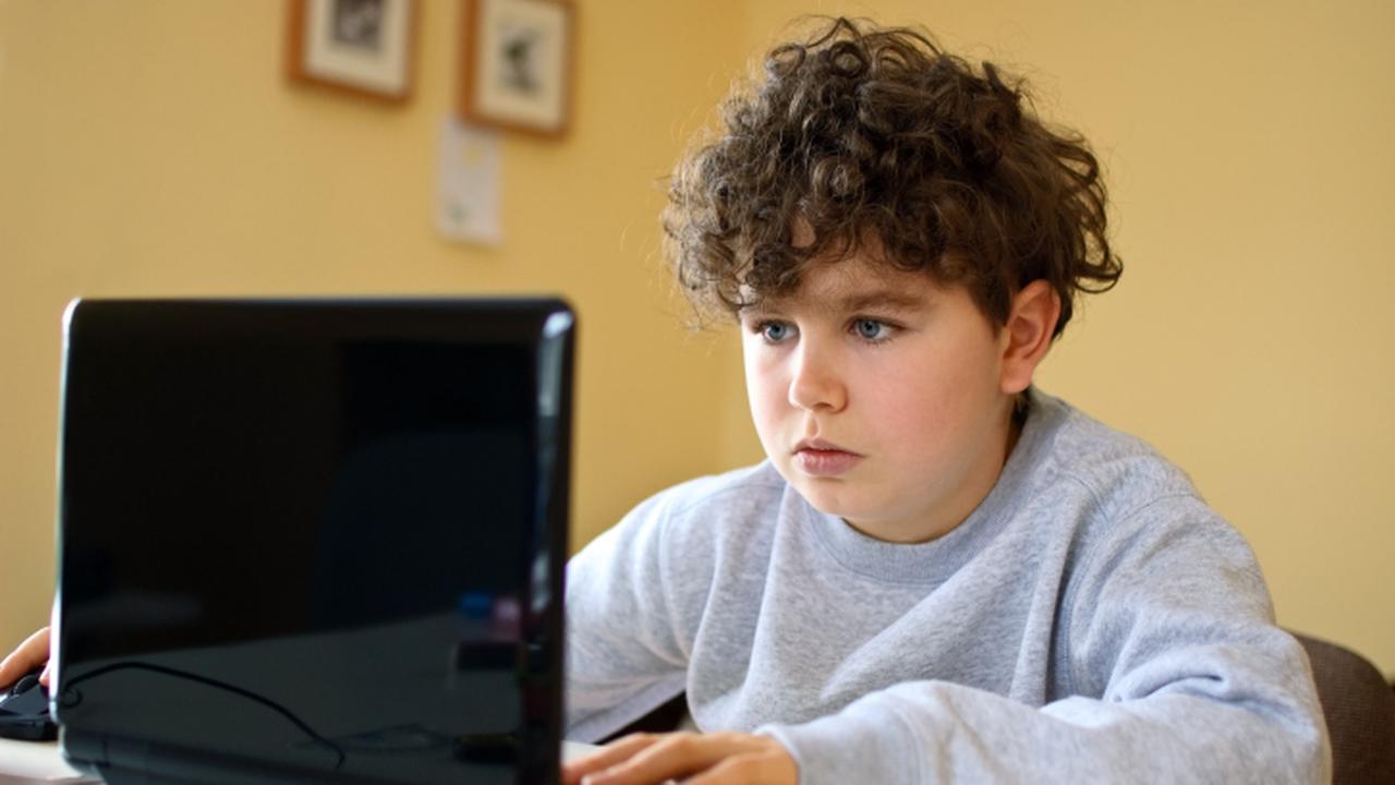 Мальчик с компьютером