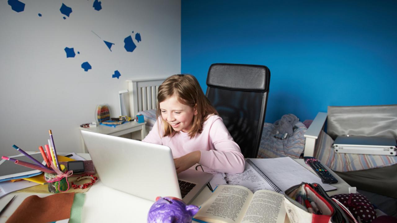 женщина убирается в доме. девочка делает уроки. уборка в доме. уборка в радость. современная домохозяйка.