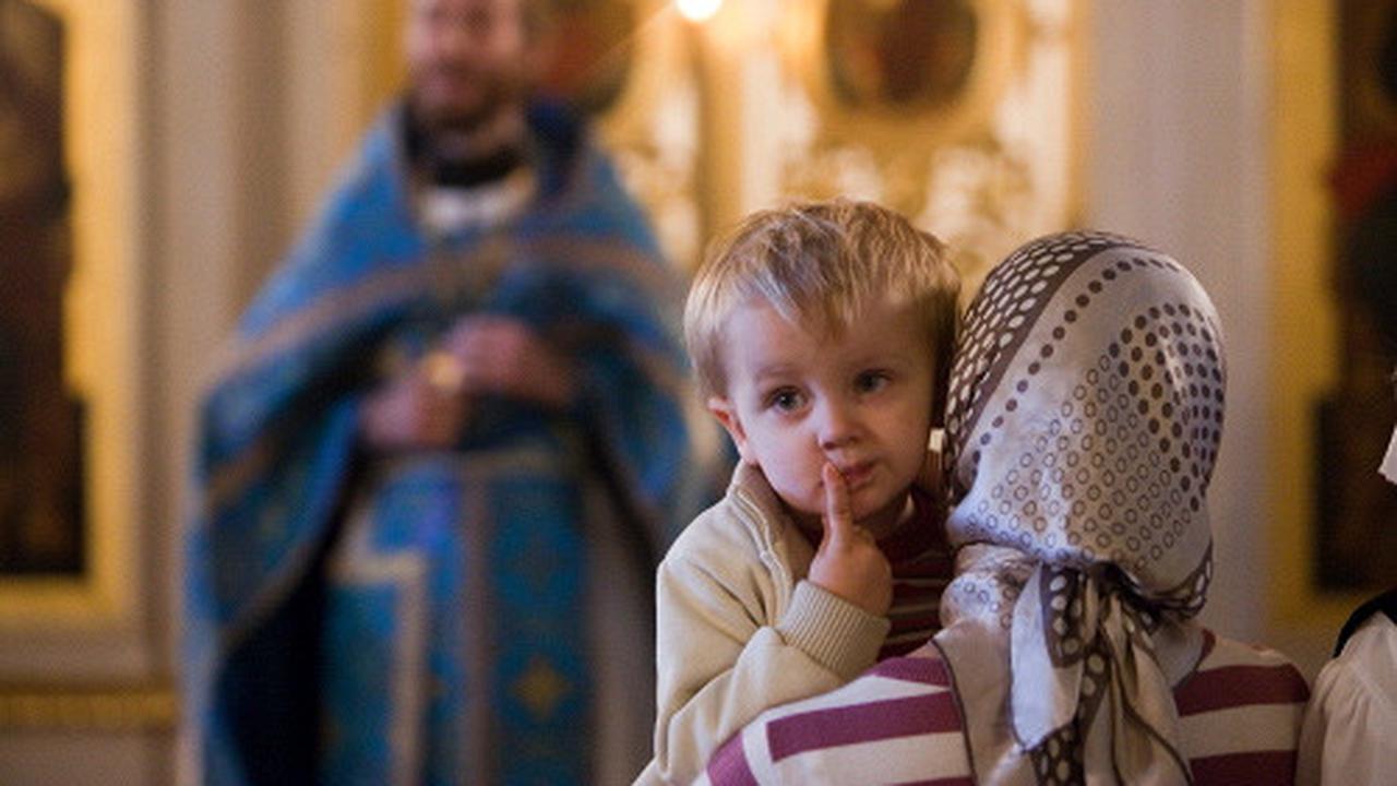 Ребенку про церковь. Дети в церкви. Православные дети. Дети в православном храме. Дети на службе в храме.