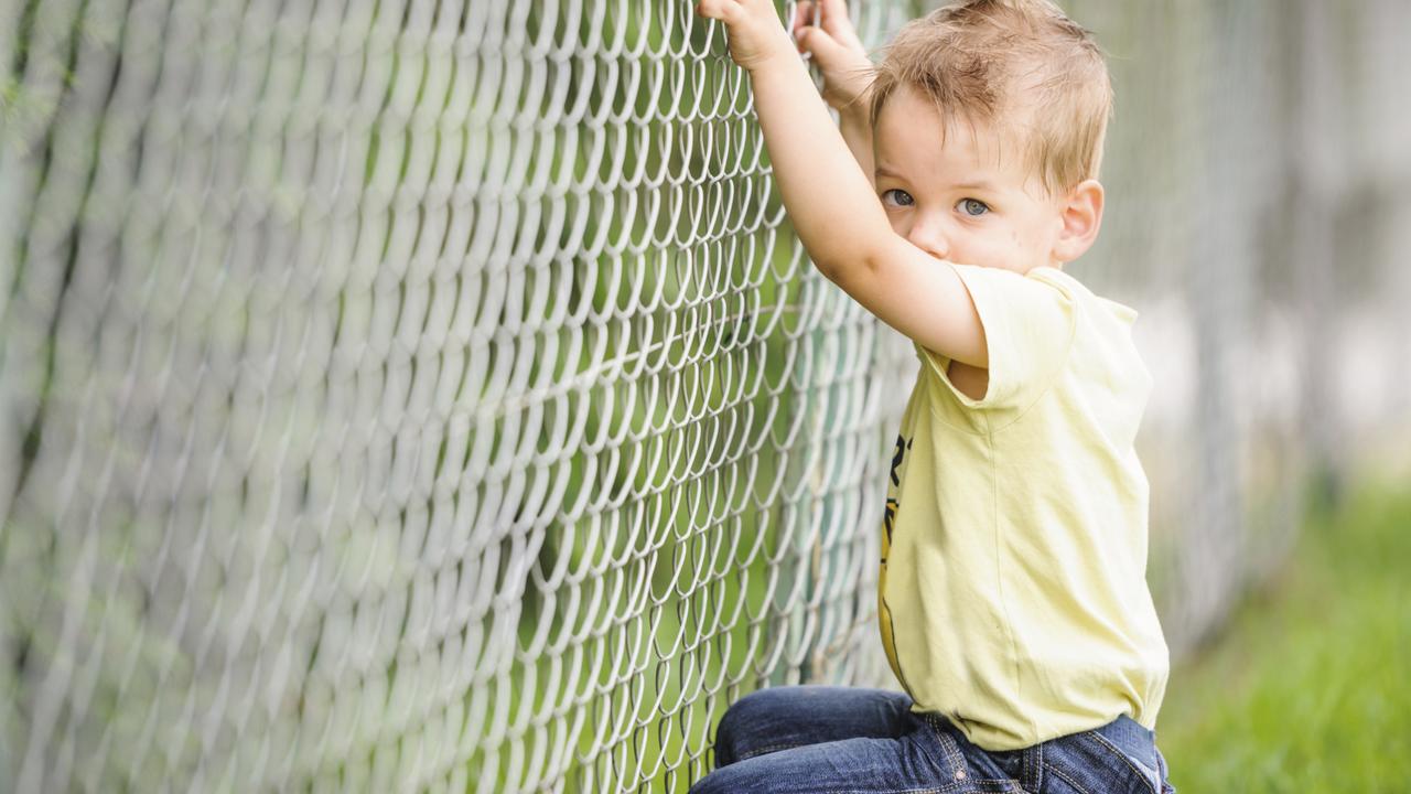 Дети играют. Дети и природа. Мальчик в трамвае. Мама обнимает сына. Мальчик в автобусе.