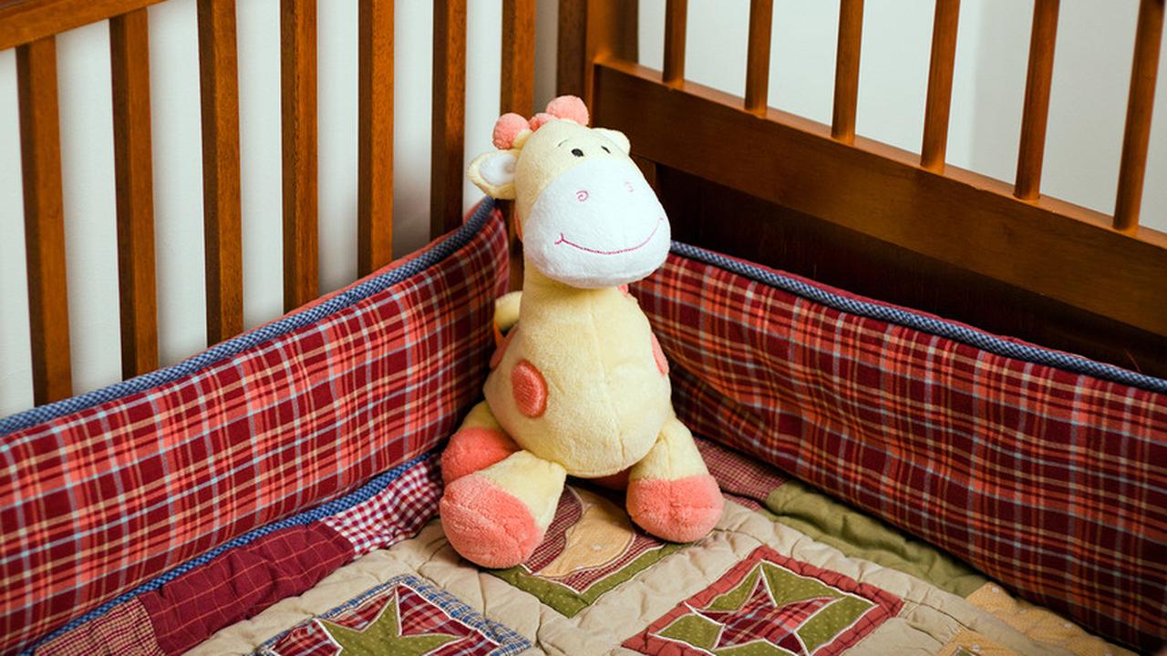 ребенок раскачивает пустую кроватку примета. кроватка treppy dreamy. приставная кроватка для новорожденных трансформер. кроватка папа карло 2/3. кроватка гандылян-2 с маятником белая.