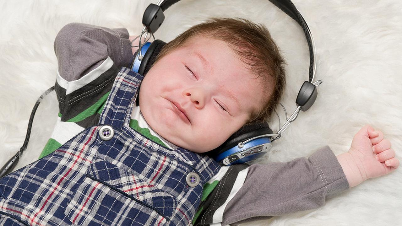 Музыка поспать. Ребенок в наушниках. Малыш с наушниками. Наушники для сна для младенцев. Дети СЛУШАЮТ музыку.