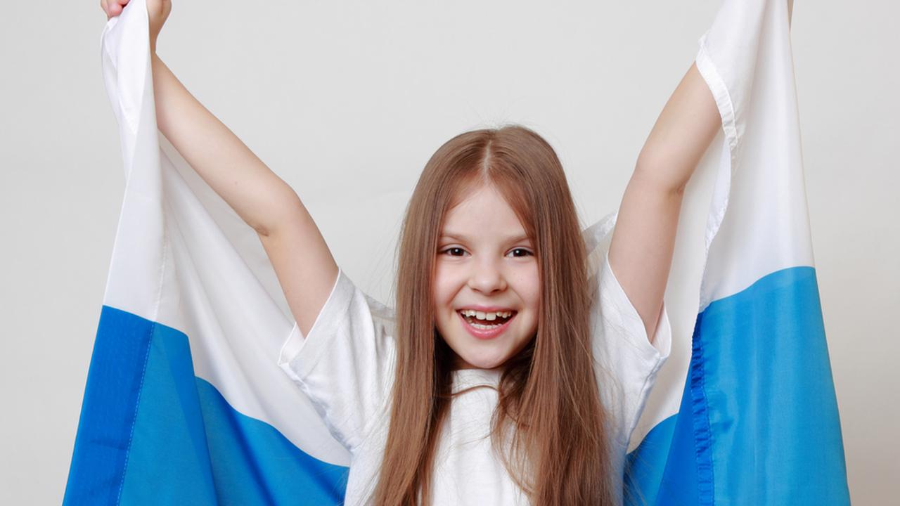 Танец мы дети россии. Девушка на фоне российского флага. Я Россия идеи фото.