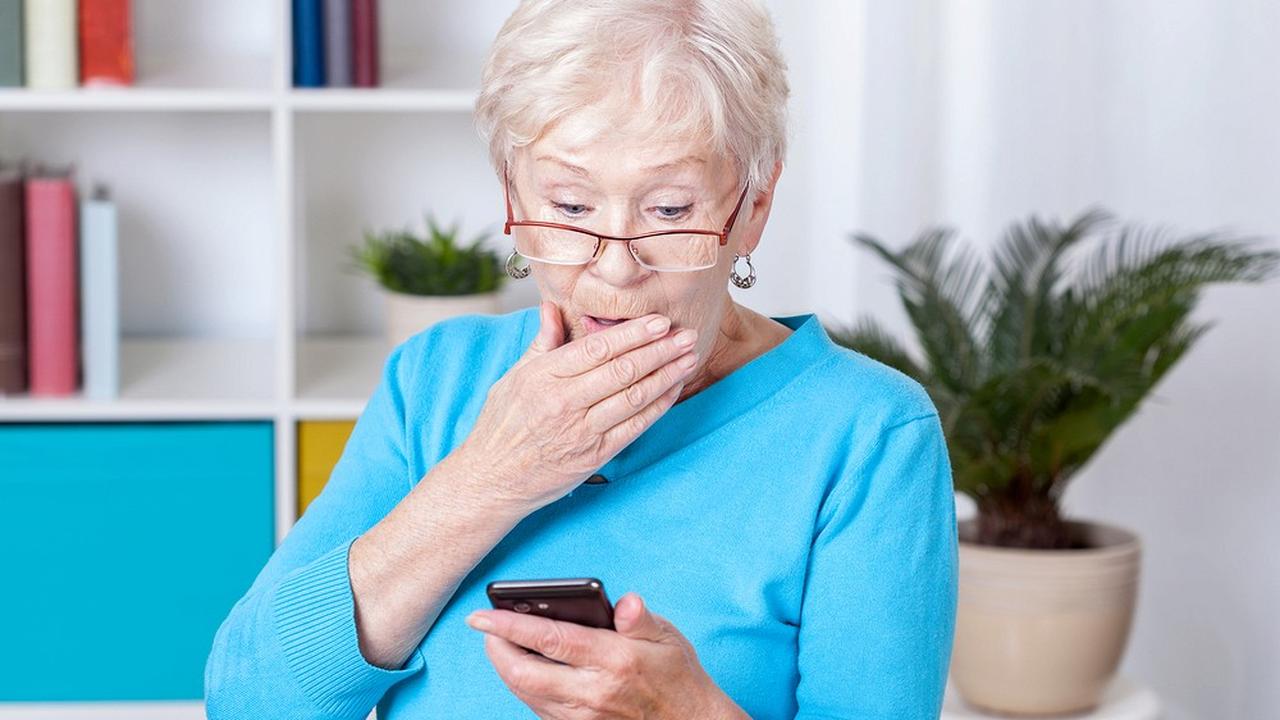 бабушка с телефоном. алло бабка. бабки звонят. бабуля с телефоном. бабушка с телефоном.