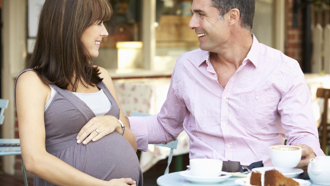 Фото беременной с мужем в кафе. Беременность таинство. Беременность мужчины кредит. Expectant.