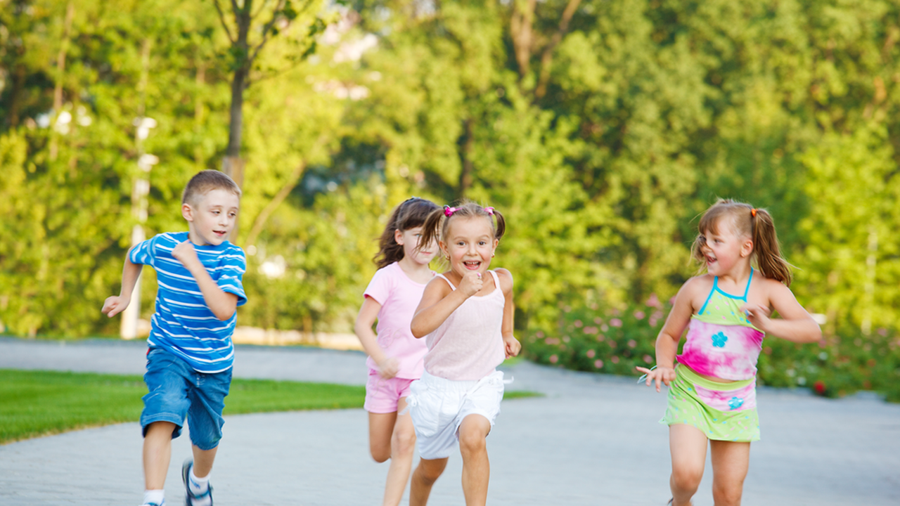 Дети бегут. Девочки спортивные дошкольники. Оздоровительный бег в ДОУ на прогулке. Мальчик и девочка играют во дворе.