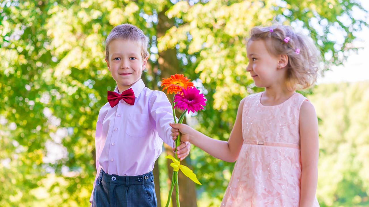 Девушка дарит резинку парню. Девочка дарит резинку. Мальчик дарит цветок девочке клипарт. Девочка дарит резинку. Девочка дарит резинку.