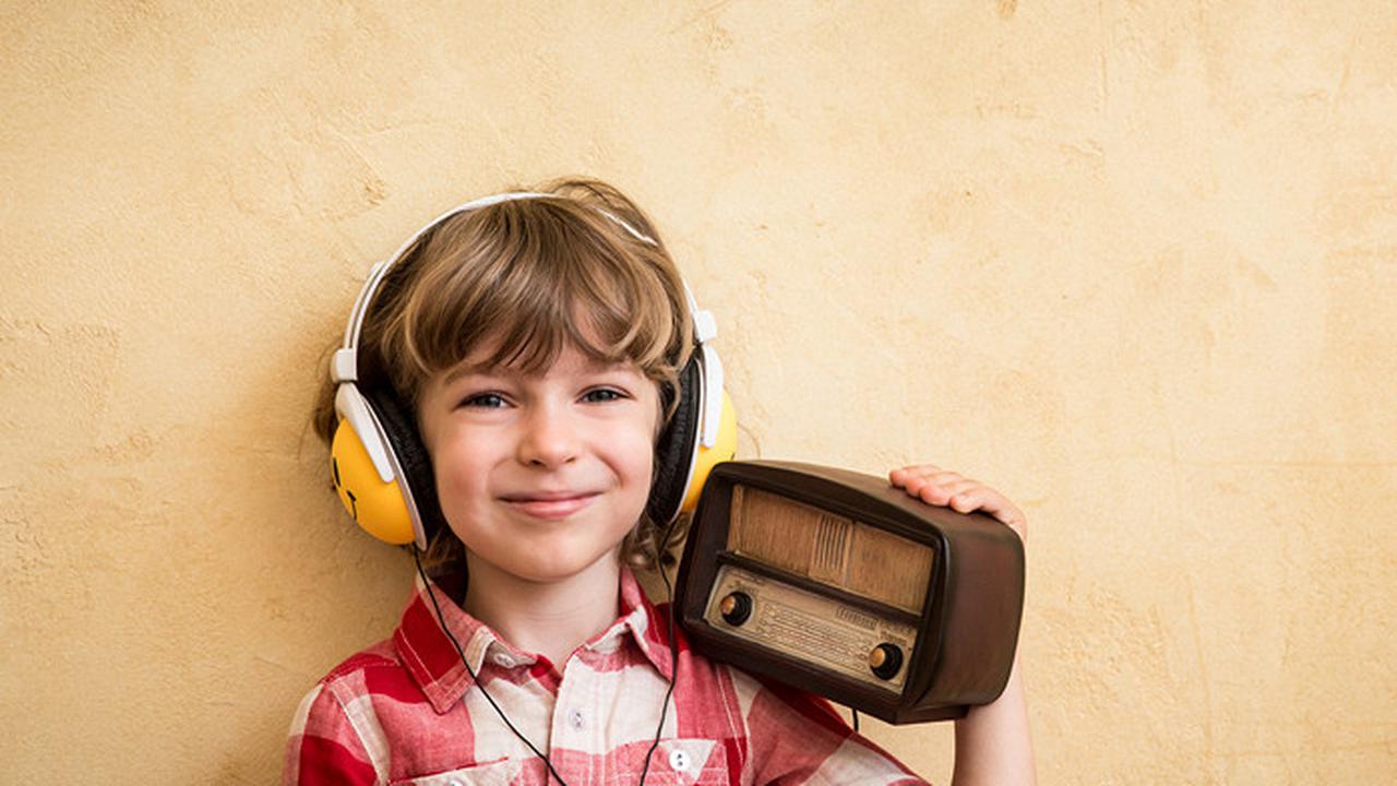 Авторы детям слушать. Радио для детей. Радиопередачи для детей. Детское радио фото. Дети СЛУШАЮТ радио.