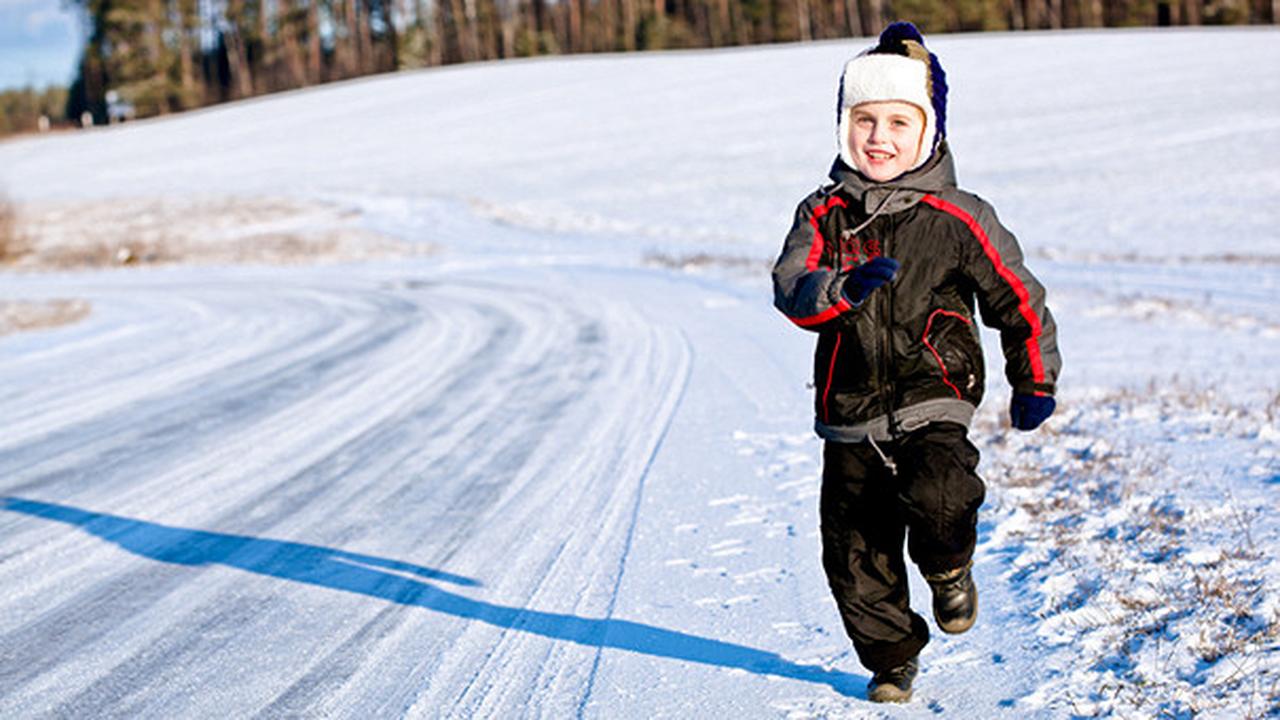 Цепочка следов на снегу. Уходящий новый год. Тени на снегу. Уходящая зима. Человек идет по сугробам.