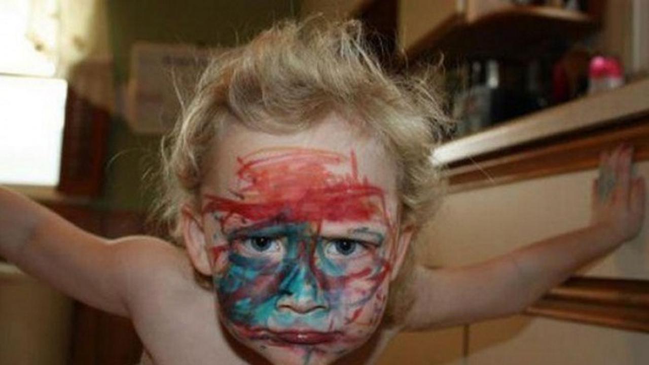 Ребенок изрисовал. Краски для детей. Ребенок испачкался в краске. Ребенок измазался в краске.