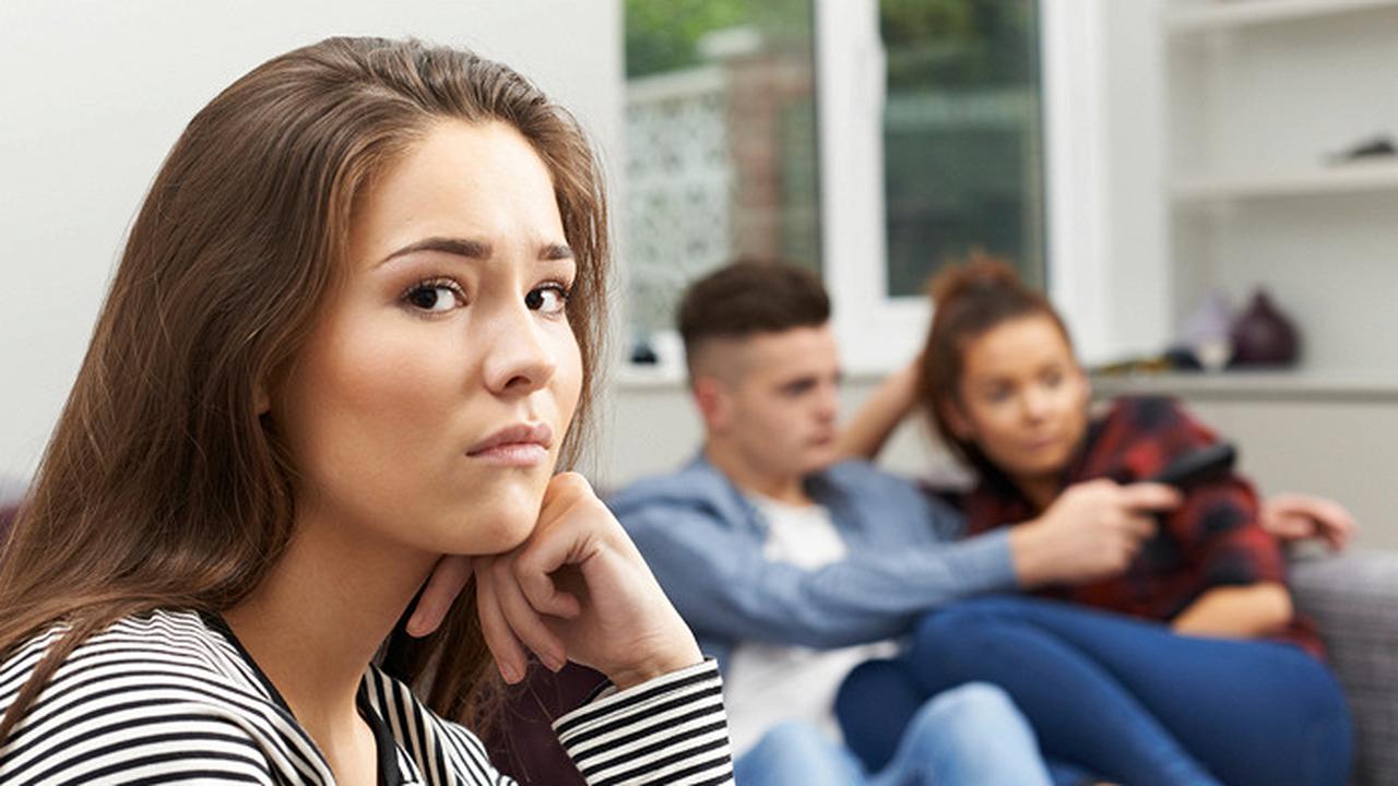 Who visits the girl. Девушка дала подростку. Как можно помочь подростку. Поддержка для девочки-подростка от неразделённой влюблённости.