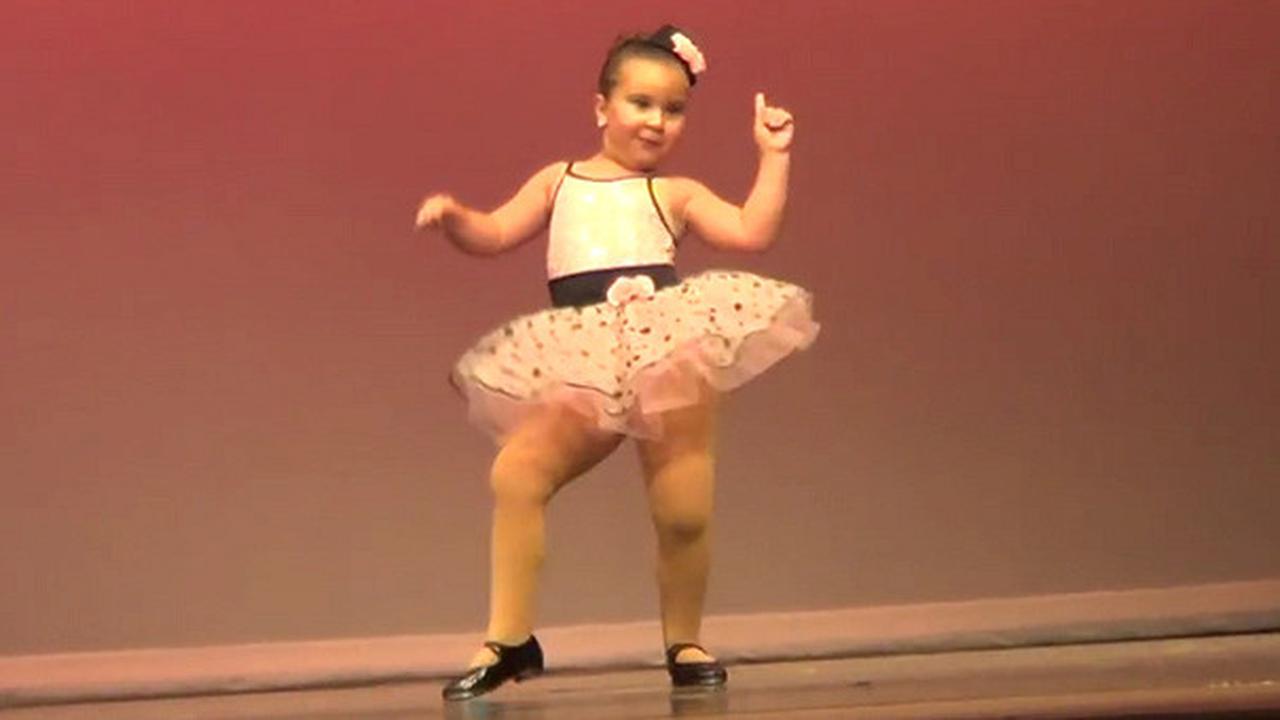 видео танцующая голая маленькая девочка фото 3