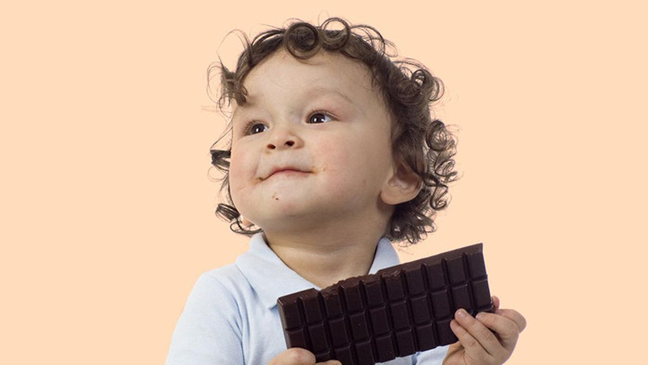 Презентация на темуколад вред или польза. С какого возраста можно давать детям шоколад. Сладости для детей. Когда детям можно давать шоколад. Девушка с шоколадкой.