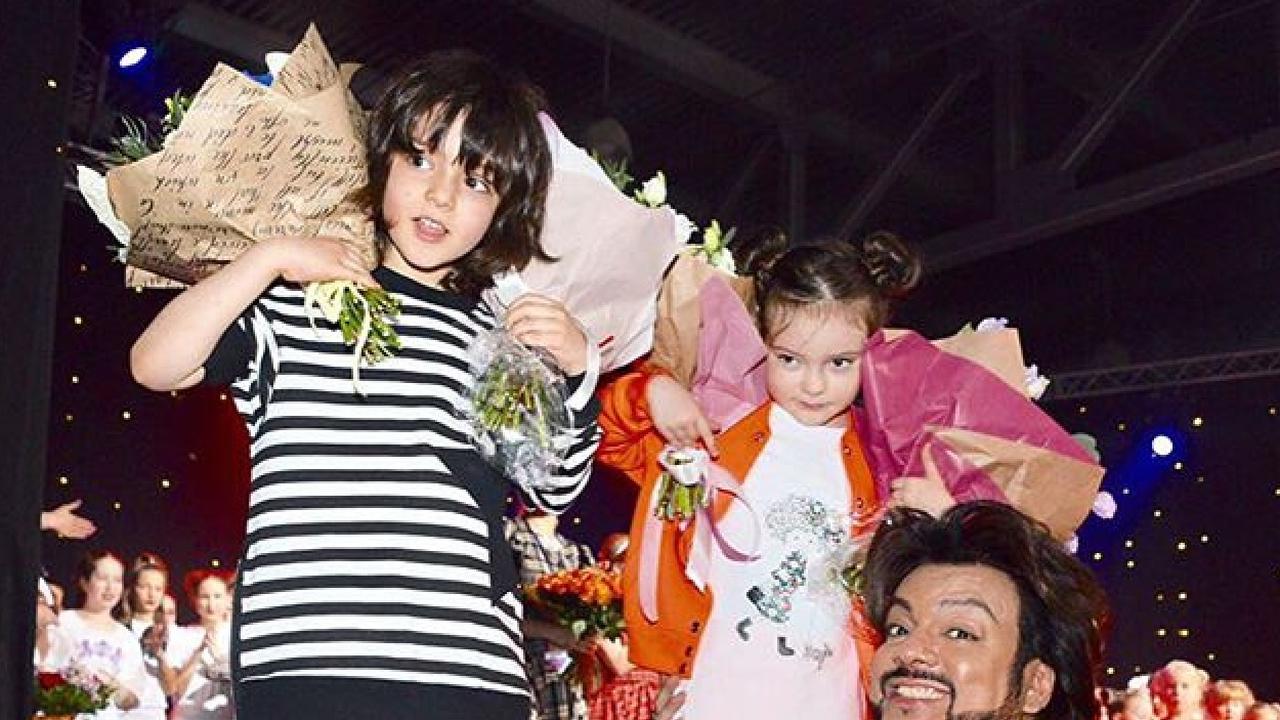 Дети киркорова дата. Дети фи ллипа киркорова. Дети филиппа киркорова 2022 год. Дети киркорова дата. Семья киркорова.