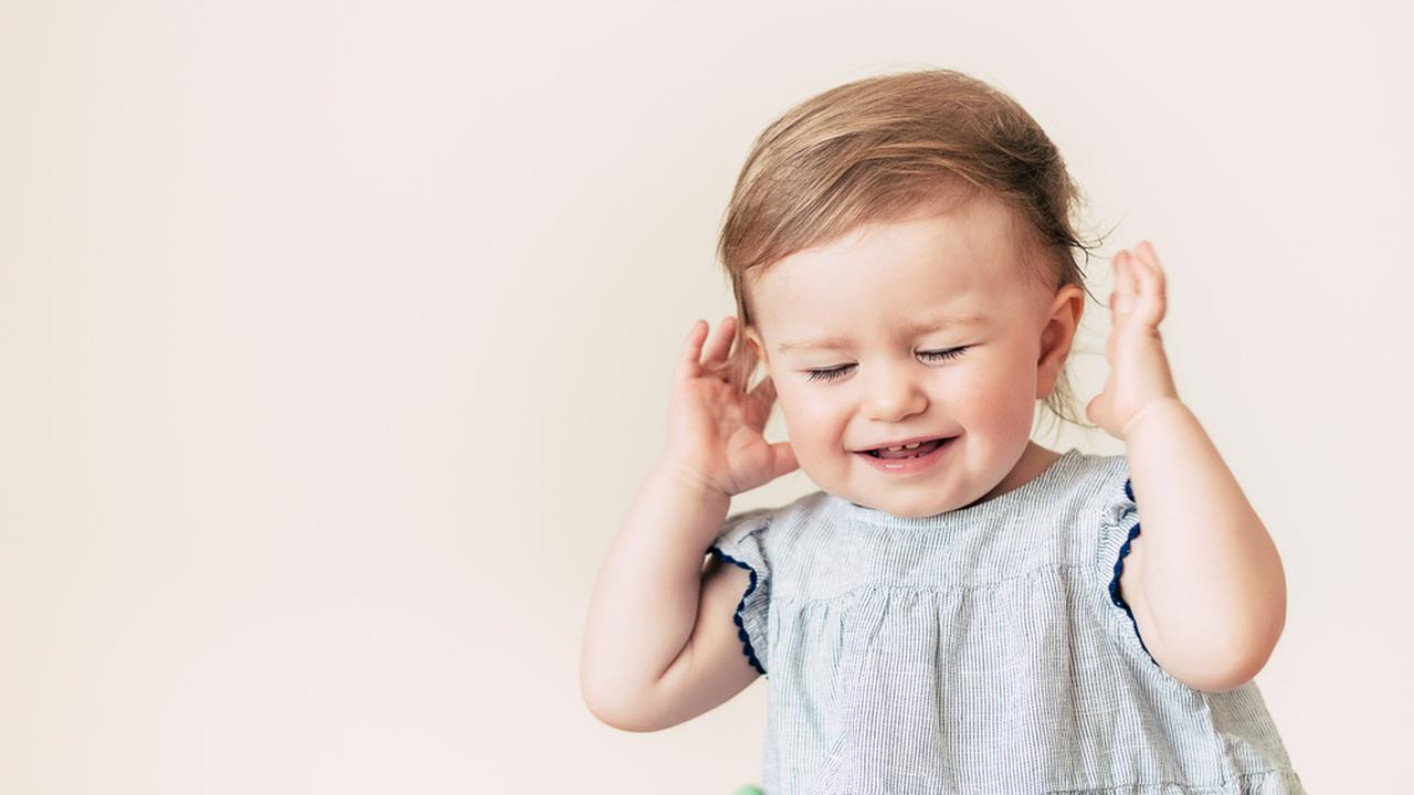 Младенческий возраст речь. Ребенок младенческого возраста с нарушением слуха. Дети с проблемами слуха. Дефекты слуха. Дети с нарушением слуха картинки.