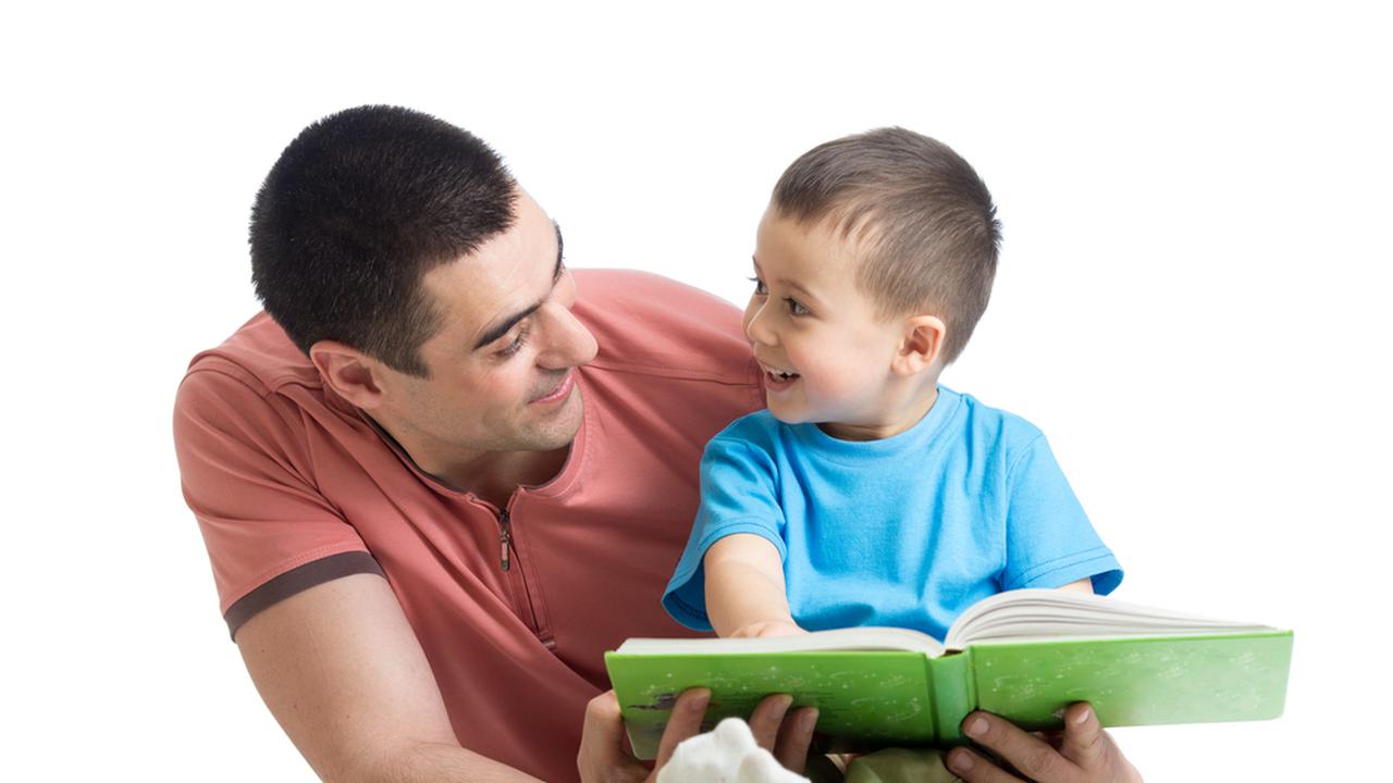 Папа читает книжку с ребенком