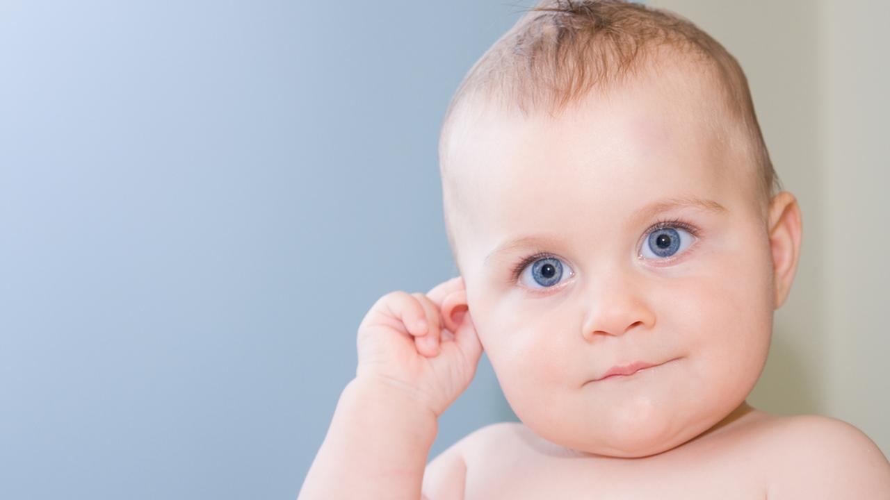 девочка с сережками. сережки для малышки 6 месяцев. просквозило ухо у грудничка. 7 месяцев уши. младенец с сережками.