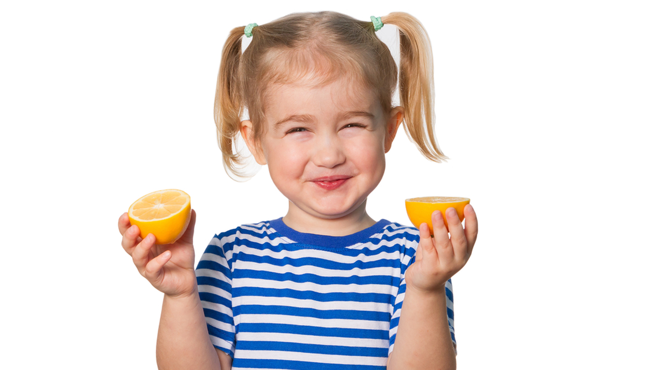 Картинка кисло. Ребенок ест лимон. Кислый лимон. Вкус для детей. Ребенок Пробует.