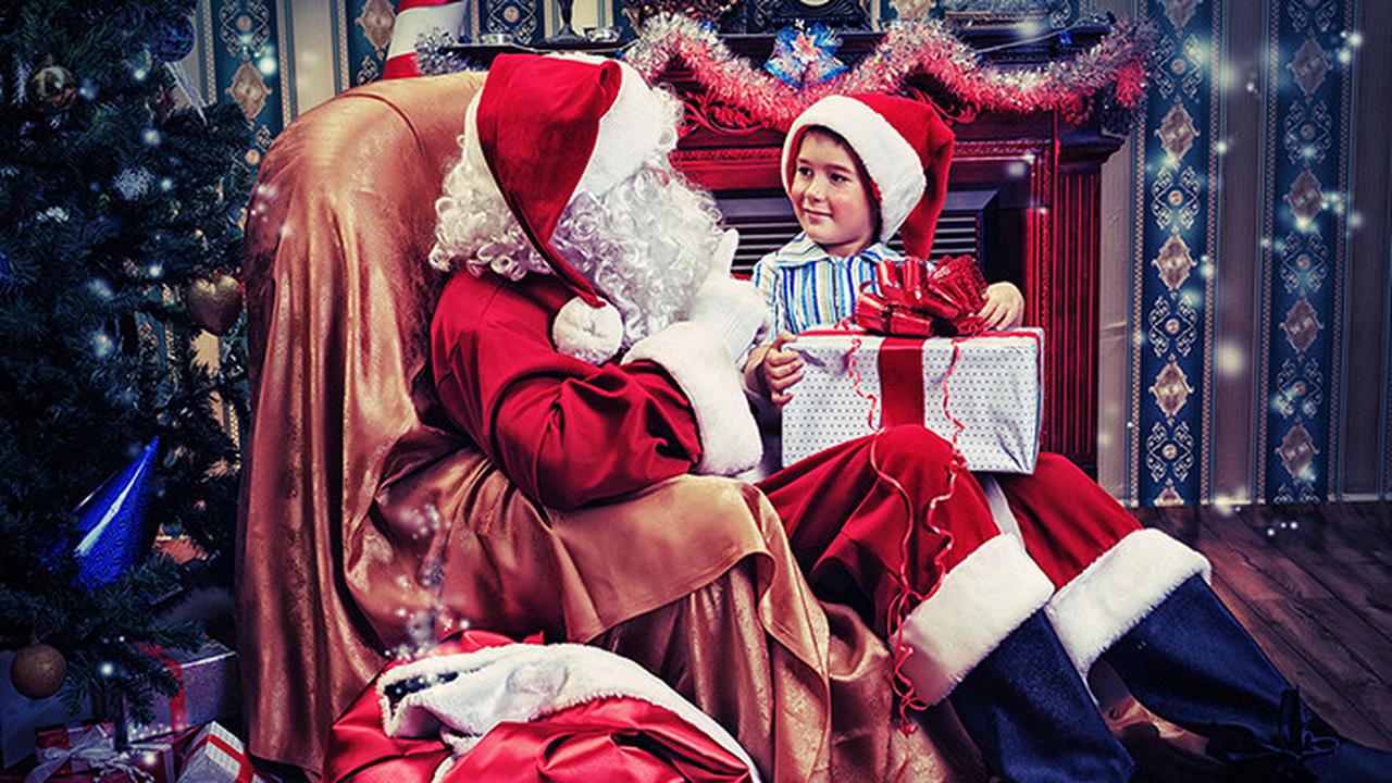 Дед Мороз с ребенком на коленях