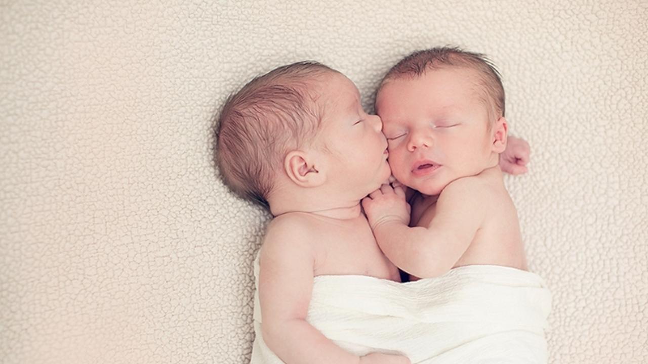 Как сделать двойняшек. Мхба двойня. Королевские близнецы младенцы. Тройня девочки. Зачатие двойняшек.