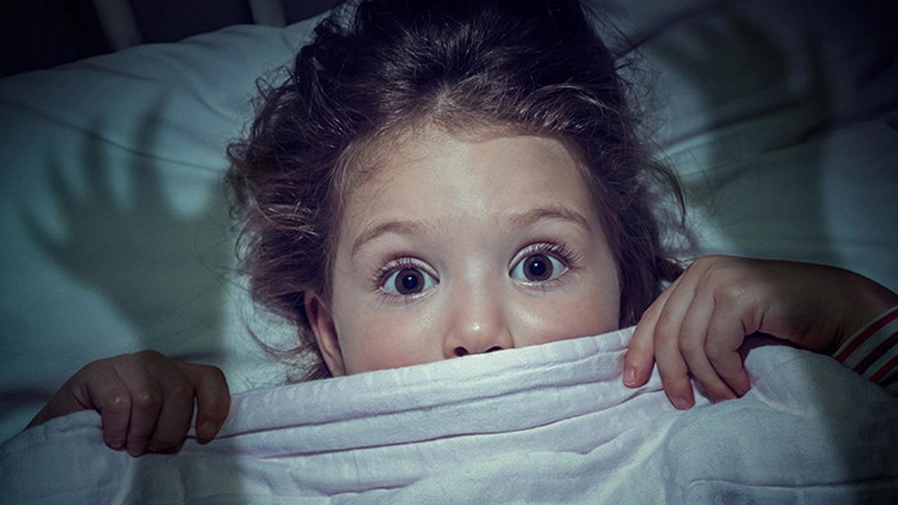 страхи детей. тревога у детей. испуганный ребенок. испуганная девочка. ребенок боится детей форум.