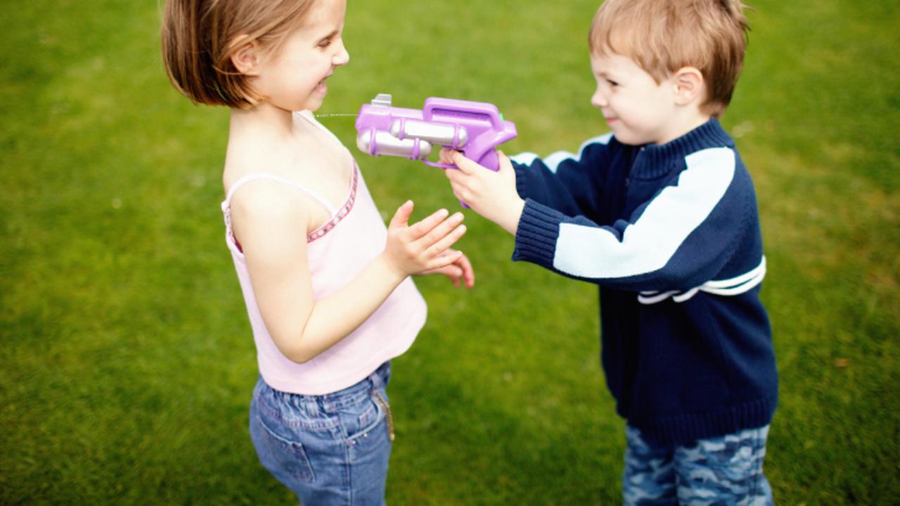 Поиграем в друг. Пистолетики для детей. Мальчик с игрушечным пистолетом. Пистолеты Игрушечные для детей. Мальчик и девочка играют.