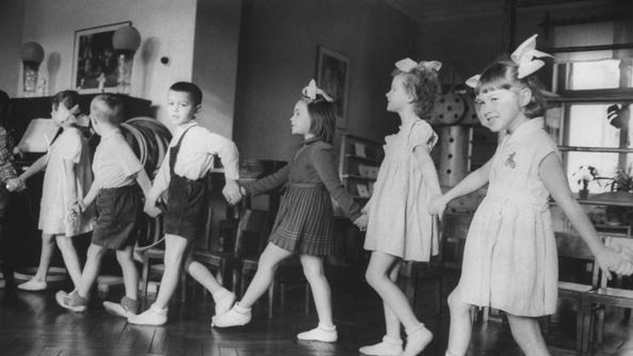Дети ссср какого года. Детские сады в СССР В 1960. Советские дети в детском саду. Довоенный детский сад. Довоенные платья для девочек.