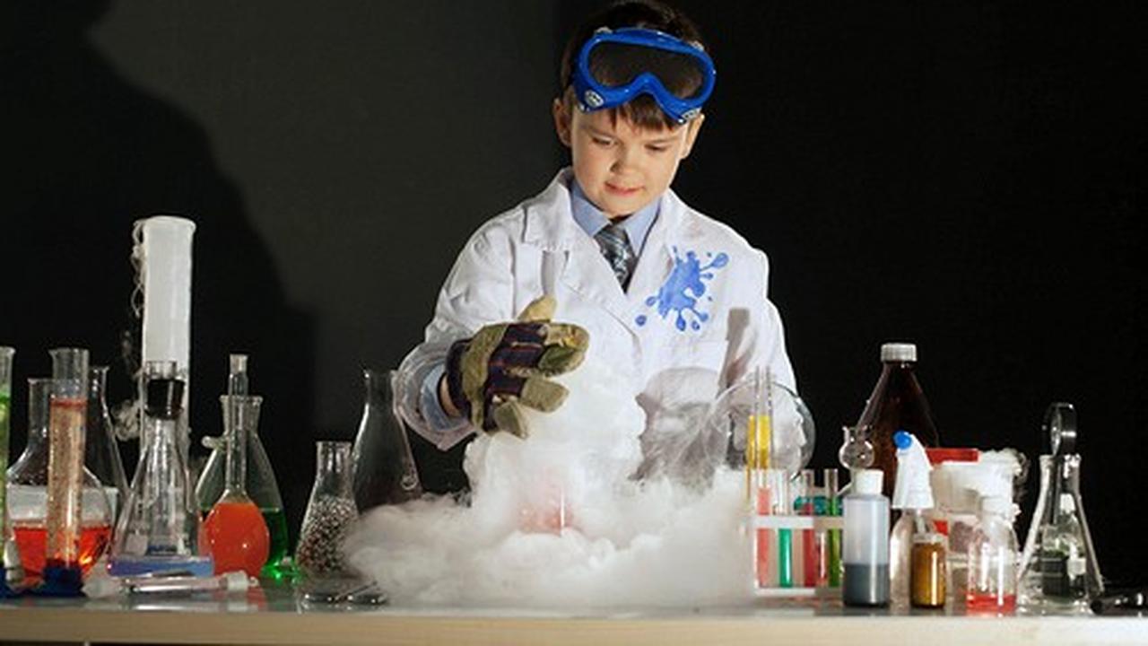 Boys experimenting. Мальчик делает опыты. Радиоприемник 1920 годов. Ребенок ученый. Проведение модельных экспериментов.