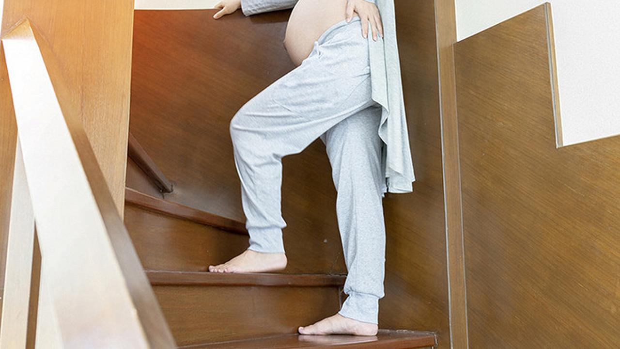 Беременная женщина на лестнице