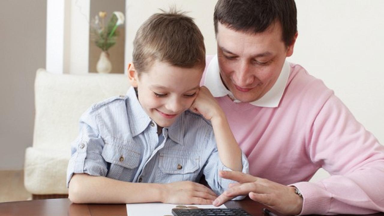 Родители дети деньги. Воспитание ребенка. Распорядиться сын. Воспитанный мальчик. Распорядиться сын.