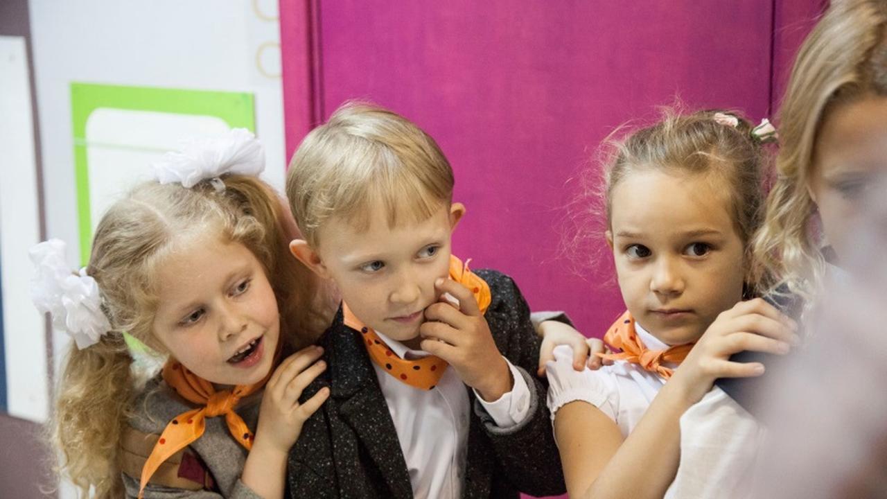 Школа фотографии. Оригинальные идеи для школьных фотографий. Кто придумал школу покажи фото. Что можно придумать в школу. Портрет старшеклассника.