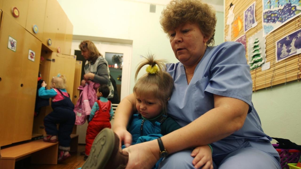 Утром приведите в сад. Дети одеваются в детском саду. Воспитатель одевает ребенка. Родители одевают детей в детском саду. Родители приводят детей в сад.