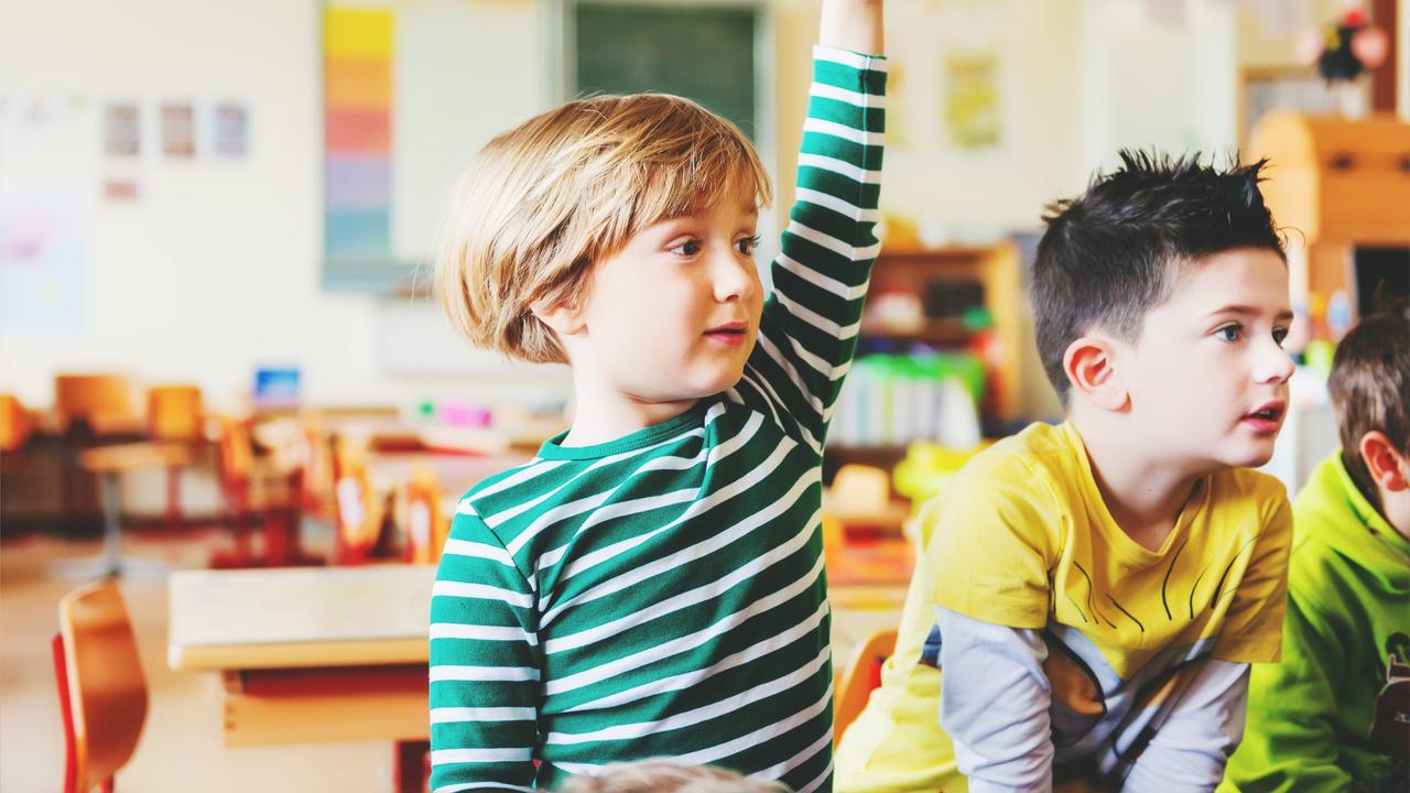 Ученики в классе. Первоклашки со спины. Идти ли ребенку в 10 класс. 10 класс или колледж плюсы и минусы. Грустный ученик.