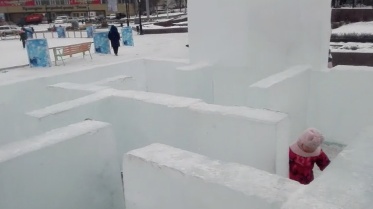 Посмотри ка на этот ледовый лабиринт. Ледяной Лабиринт. Лабиринт из льда в Куйбышевском. Норильск Лабиринт. Ледяной Лабиринт игра.