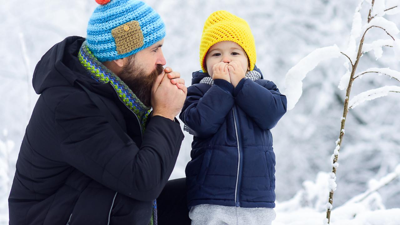 распаривание лица. переохлаждение. зимнее чаепитие. замерзшая девушка. ребенок в варежках.