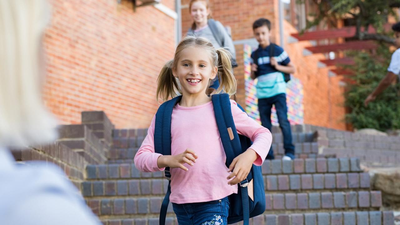 дети на скамейке. юная в ванной. маленькая девочка после школы. девочки школьницы подружки. на светлом фоне школьница.